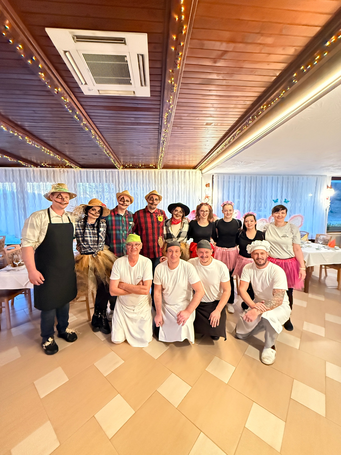 Skupinska fotografija pustnega dogajanja
