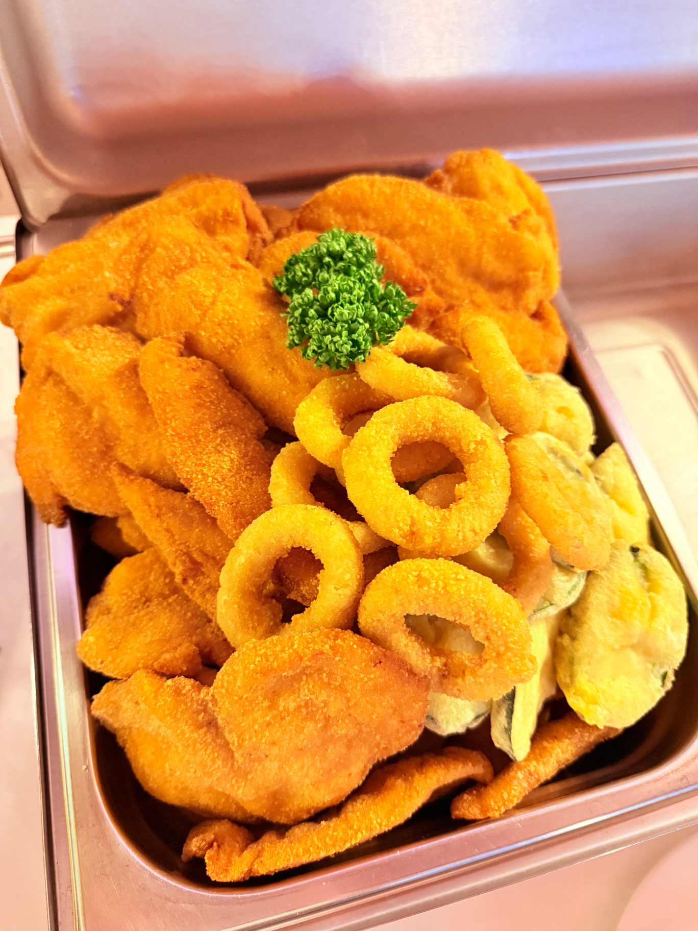 Ocvrti dunajski zrezki s calamari in zelenjavo